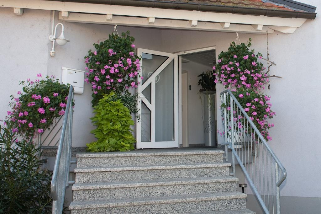 Gastehaus Zur Offenen Tur Aparthotel Rheinhausen Exterior photo